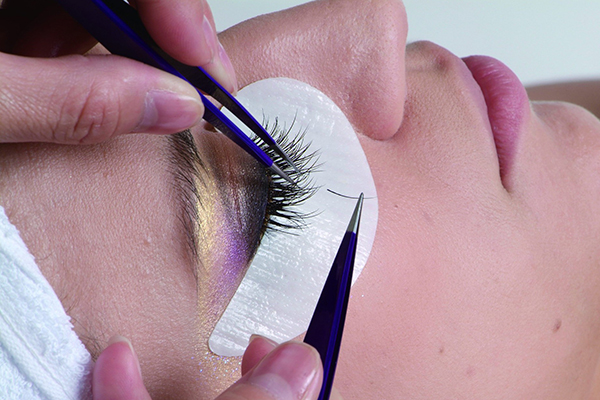 Hvad er forskellen mellem podede øjenvipper og eyelash extensions