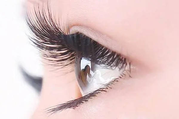 The pros and cons of growing eyelashes