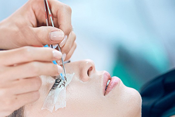 Precautions after eyelash extension surgery