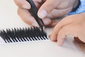 How to trim false eyelashes