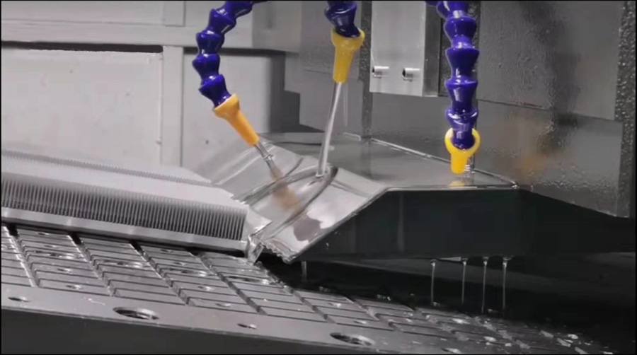 Dissipatore di calore con alette smussate in alluminio lavorato a CNC