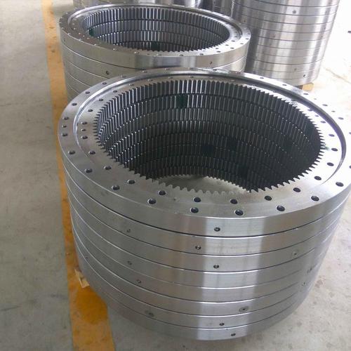 What preparations should be made before installing the slewing bearing