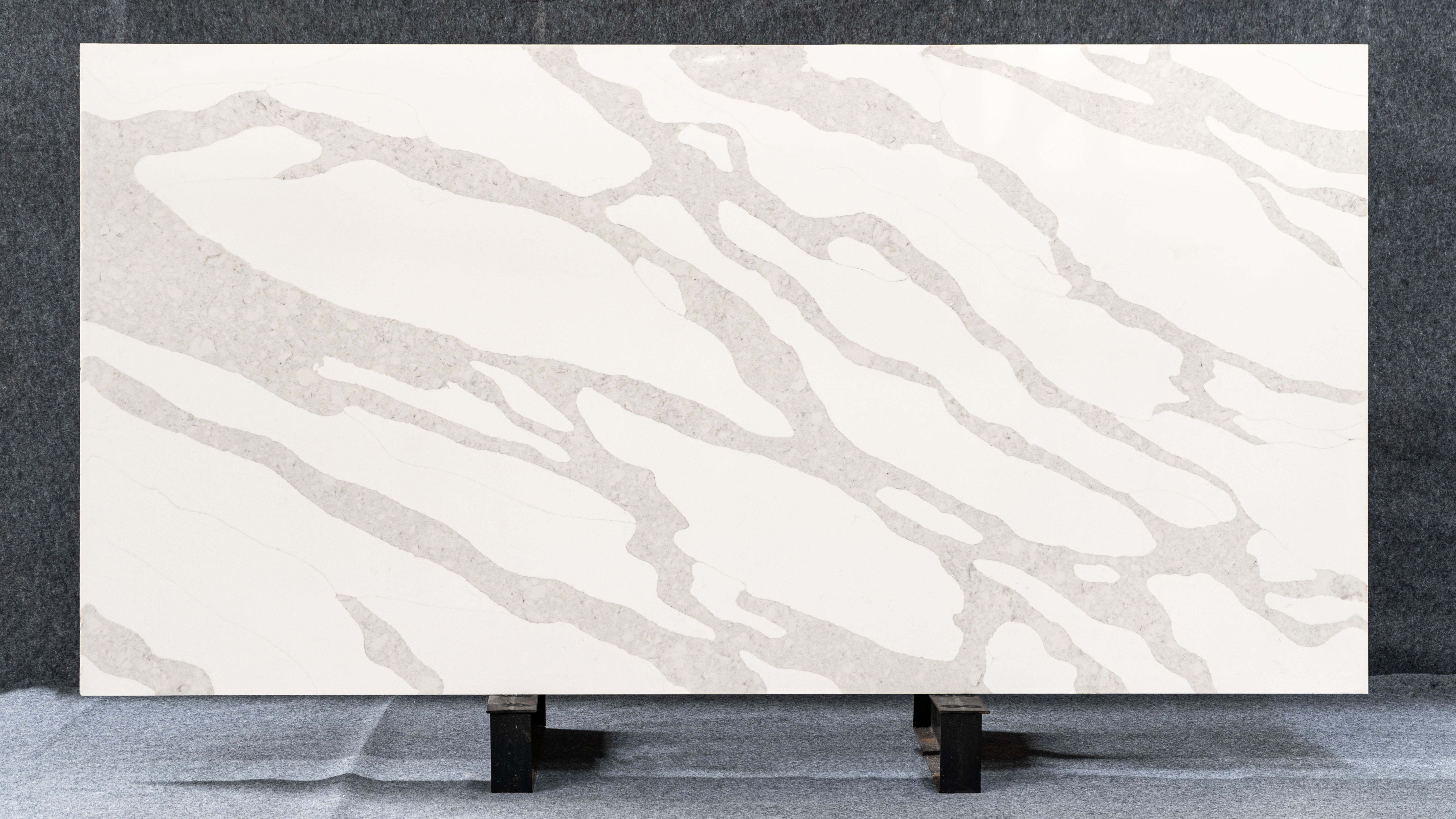 White Quartz Stone countertops for the kitchen