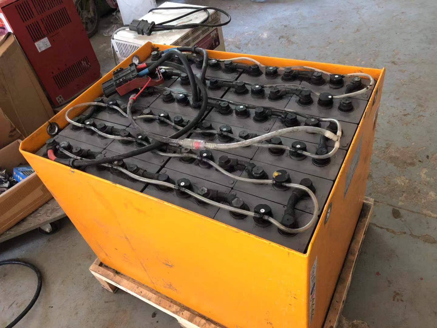 Recondition the Electric Forklift Battery with ENS-3015DC Battery Rejuvenator